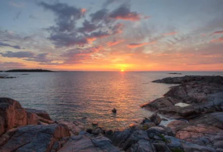skärgårdsbild i solnedgång
