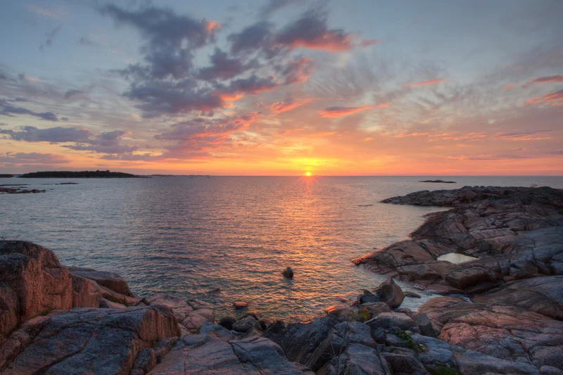 skärgårdsbild i solnedgång