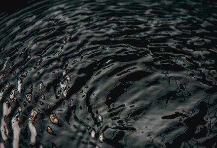 mörktvatten med ringar